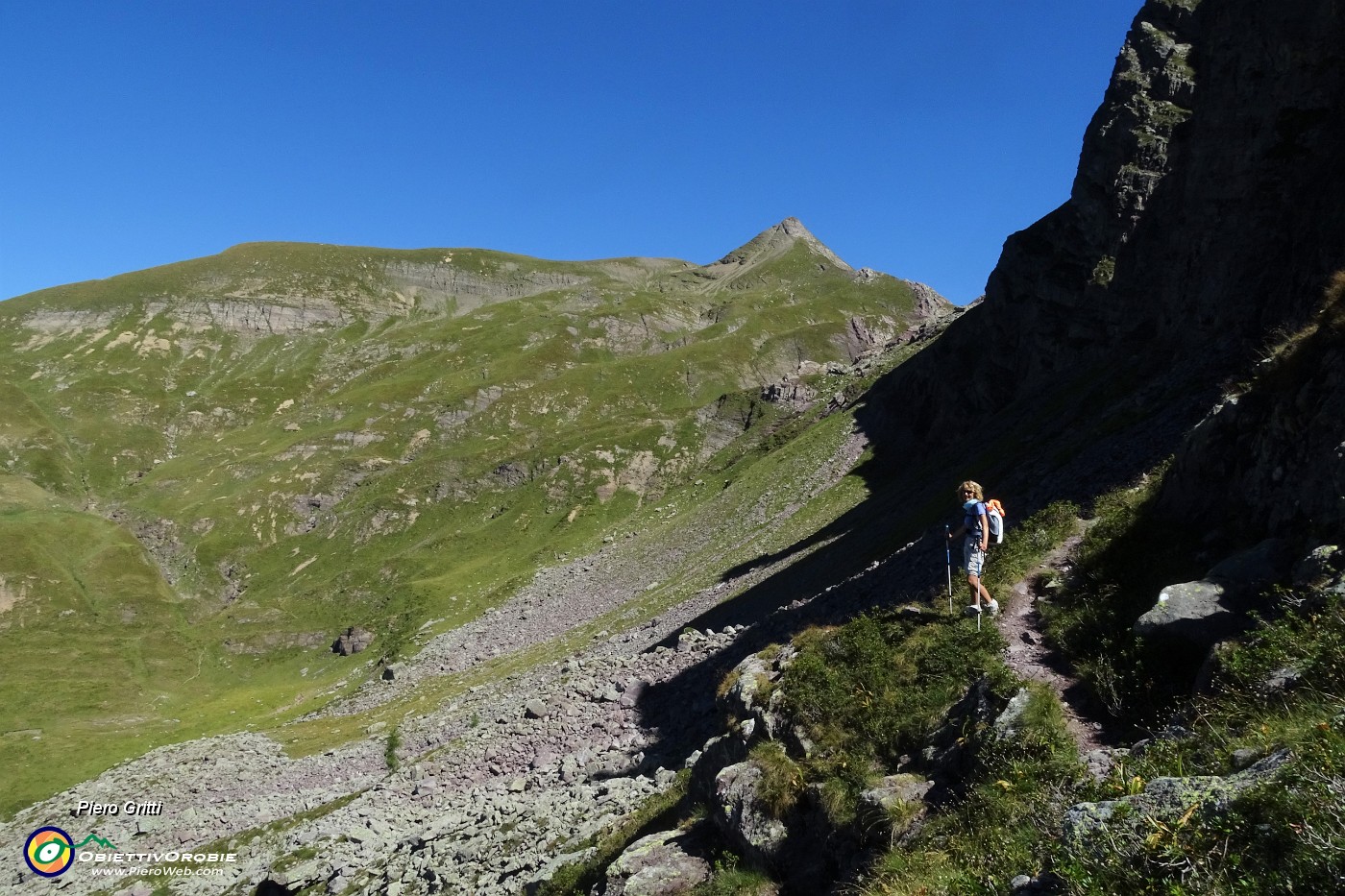 37 Il sentiero corre alto sulle erte pendici del Monte Corte.JPG